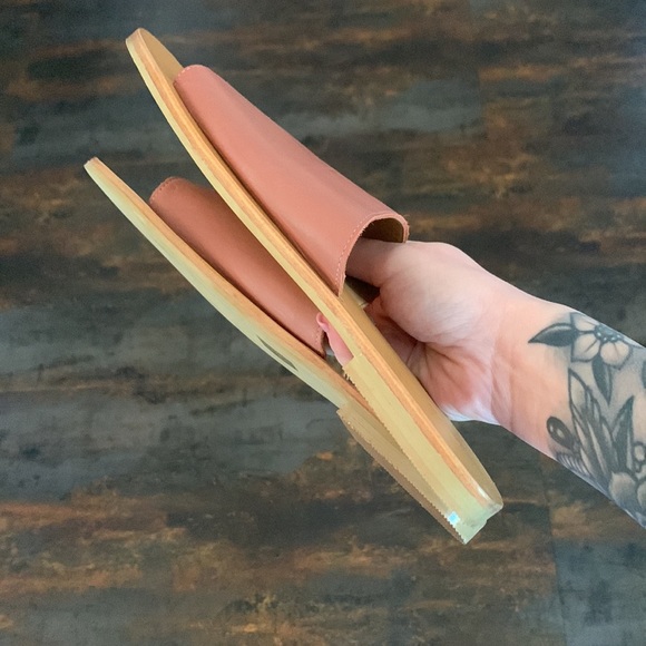 Urban Outfitters tan slides - Picture 6 of 7